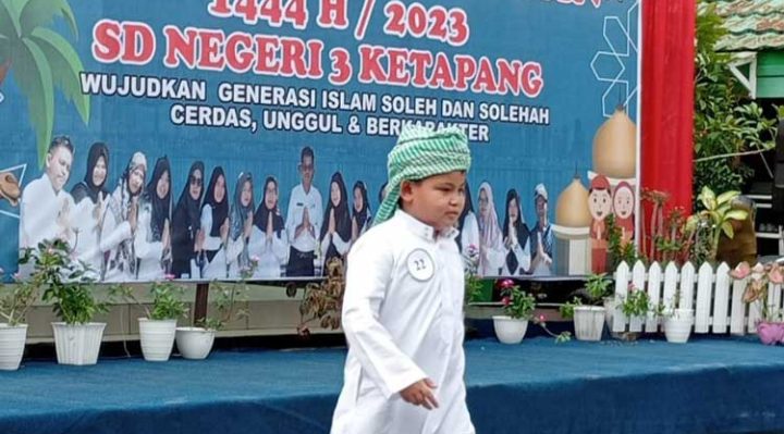 Seorang siswa peserta lomba fashion show Festival Ramadan tetap bersemangat selama berpuasa Sabtu 1 April 2023