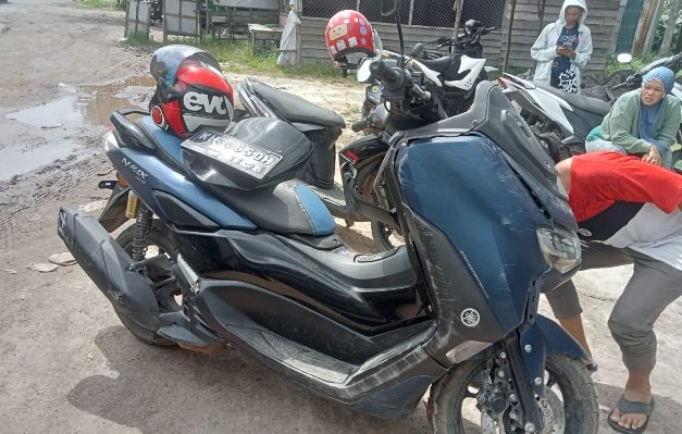Sepeda motor yang jadi korban tersangkut kabel telepon di Bundaran KB, Sampit, Kotawaringin Timur, Sabtu, 29 April 2023.