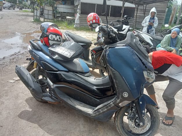 Kabel Telepon Tersangkut Truk Tronton, Pengendara Motor Jadi Korban