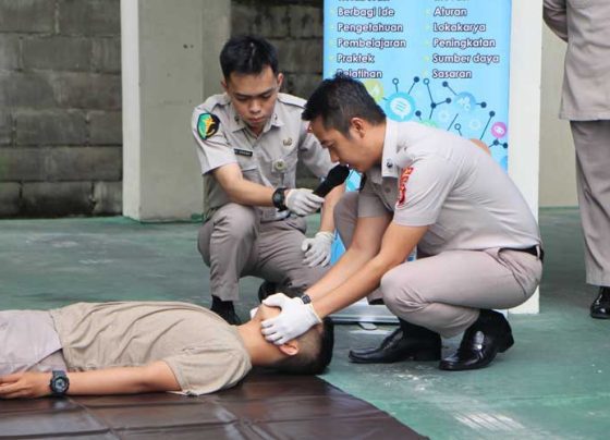 Simulasi Basic Trauma Cardiac Life Support di halaman Rumah Sakit Bhayangkara Selasa 4 April 2023