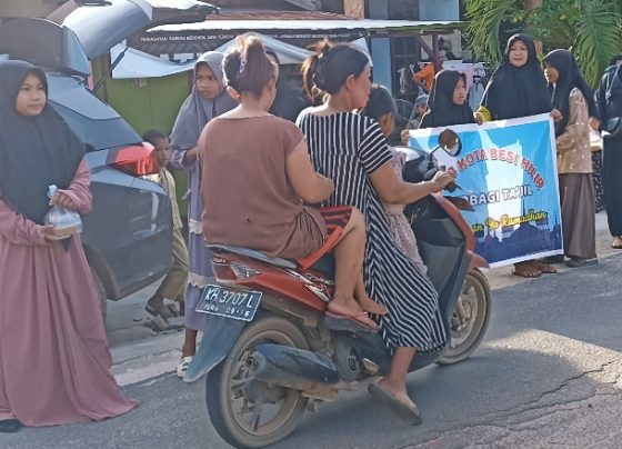 Siswa SDN 3 Kota Besi Hilir didampingi para guru bagi bagi takjil gratis kepada pengguna jalan raya Kota Besi Jumat 7 April 2023