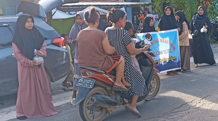 Siswa SDN 3 Kota Besi Hilir didampingi para guru bagi bagi takjil gratis kepada pengguna jalan raya Kota Besi Jumat 7 April 2023