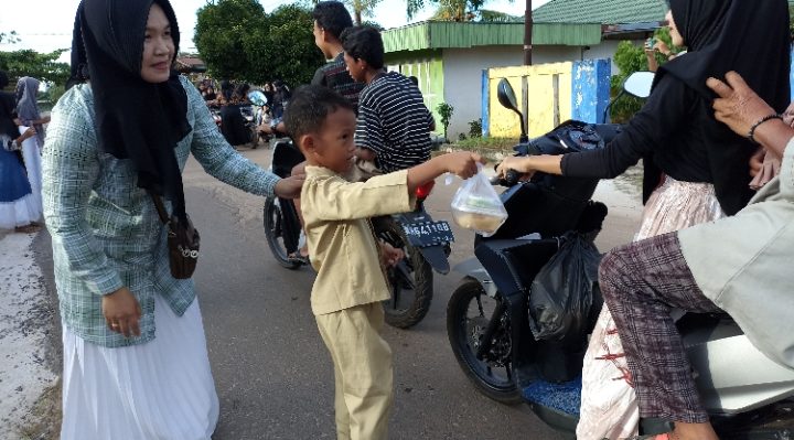 Siswa SDN 3 Kota Besi Hilir didampingi para guru bagi bagi takjil gratis kepada pengguna jalan raya Kota Besi Jumat 7 April 2023. 1