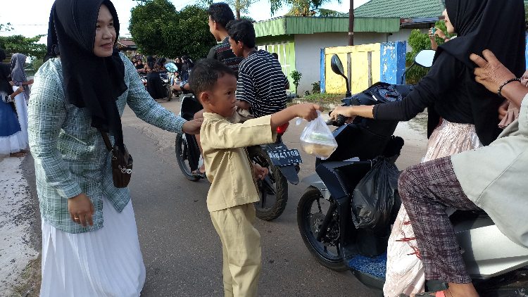 Bagi-Bagi Takjil sebagai Upaya Pembentukan Karakter Siswa
