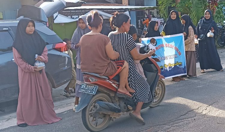 SDN 3 Kota Besi Hilir Bagi-Bagi Takjil ke Pengguna Jalan Raya
