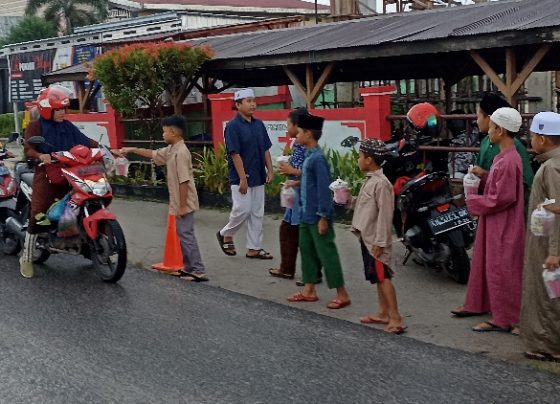 Siswa SDN 4 Ketapang bagikan takjil kepada pengguna jalan dengan diawasi guru dan komite kelas Sabtu 15 April 2023