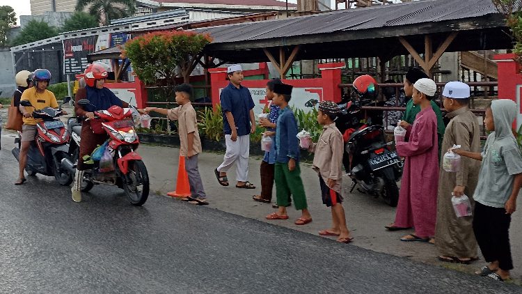 Tumbuhkan Jiwa Sosial Peserta Didik Lewat Berbagi Takjil di Bulan Ramadan