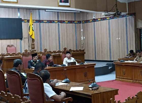 Suasana Rapat DPRD Kotim dengan jajaran Aparatur Desa dan pengurus BPD se Kotim Selasa 4 April 2023