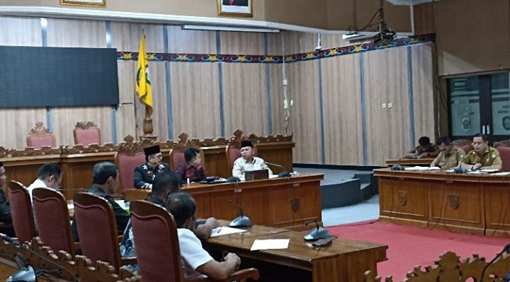 Suasana Rapat DPRD Kotim dengan jajaran Aparatur Desa dan pengurus BPD se Kotim Selasa 4 April 2023