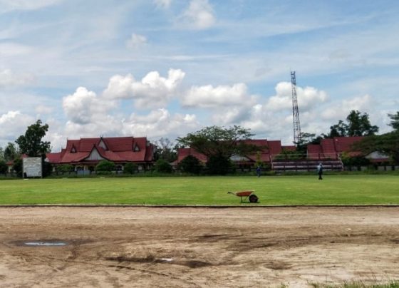 Tampak petugas sedang merawat rumput yang telah ditanam di Stadion 29 Nopember Sampit