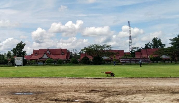 Tampak petugas sedang merawat rumput yang telah ditanam di Stadion 29 Nopember Sampit