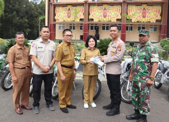 Taty Narang menyerahkan hibah kendaraan roda dua bagi TNI Polri di lingkup Pemkab Pulang Pisau