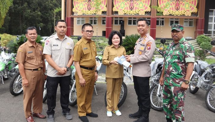 Taty Narang menyerahkan hibah kendaraan roda dua bagi TNI Polri di lingkup Pemkab Pulang Pisau