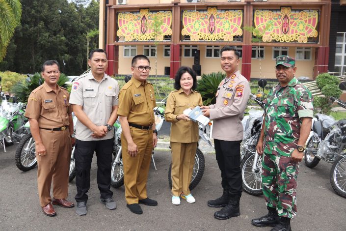 Taty Narang Serahkan Hibah Kendaraan bagi TNI / Polri