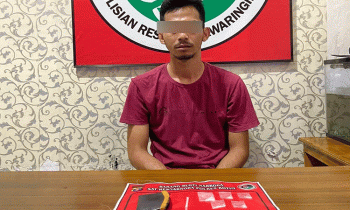 Tersangka MF beserta barang bukti saat diamankan di Polres Kotim