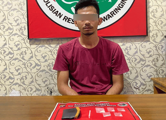 Tersangka MF beserta barang bukti saat diamankan di Polres Kotim