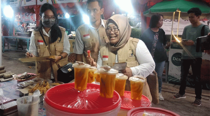 Tim BBPOM Palangka Raya mengambil sampel takjil di Pasar Ramadan Taman Kota Sampit usai kasus keracunan massal Sabtu 1 April 2023