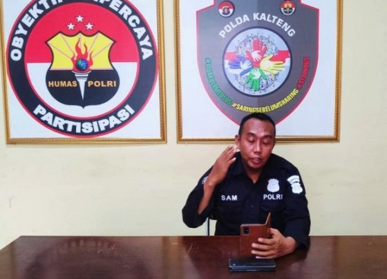 Tim Virtual Police Bidhumas Polda Kalteng, Ipda Shamsudin saat menerima curhat online.