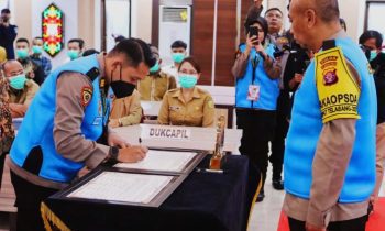 Wakapolda Kalteng Brigjen Pol Mohamad Agung Budijono memimpin penandatanganan pakta integritas penerimaan anggota Polri 2023