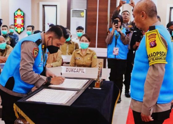 Wakapolda Kalteng Brigjen Pol Mohamad Agung Budijono memimpin penandatanganan pakta integritas penerimaan anggota Polri 2023