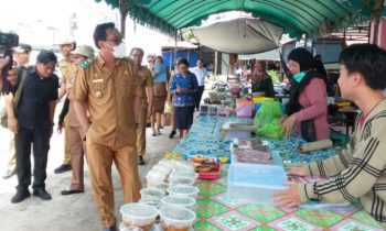 Wakil Bupati Katingan Sunardi Litang saat melakukan sidak di komplek Pasar Kasongan Senin 17 April 2023