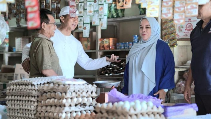 Wakil Ketua DPRD Kalteng Faridawaty Darland Atjeh berkunjung ke pasar tradisional di Tewah Kabupaten Gunung Mas