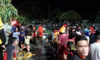 Warga memadati lokasi insiden mobil terbakar di Jalan Tjilik Riwut depan SPBU Nor Ain, Kamis malam, 27 April 2023.