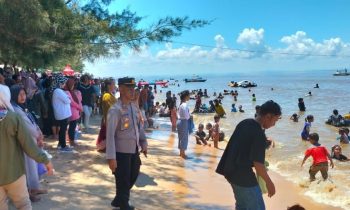 Wisatawan memadati Pantai Ujung Pandaran, saat libur lebaran 2023.