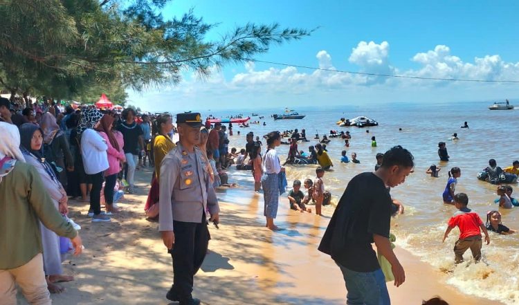 Lebih dari 11.000 Wisatawan Mengunjungi Pantai Ujung Pandaran Selama Libur Lebaran 