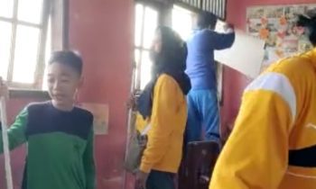 guru dan siswa SDN 5 Baamang Hilir bergotong royong bersihkan jendela ruang kelas pasca kebakaran Kamis 6 April 2023
