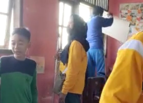 guru dan siswa SDN 5 Baamang Hilir bergotong royong bersihkan jendela ruang kelas pasca kebakaran Kamis 6 April 2023