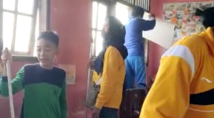 guru dan siswa SDN 5 Baamang Hilir bergotong royong bersihkan jendela ruang kelas pasca kebakaran Kamis 6 April 2023