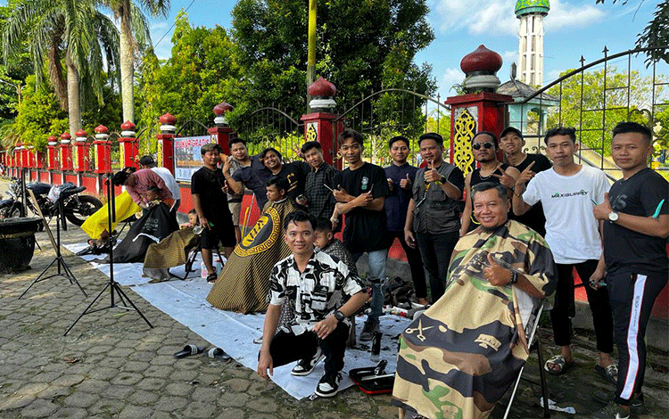 Antusias Masyarakat di Sampit Rela Antre Demi Cukur Rambut Gratis KBS
