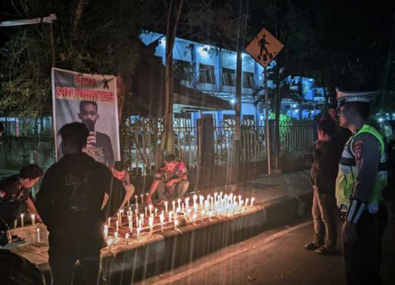 Aksi penyalaan 100 lilin solidaritas terhadap almarhum Danil Aprilian yang terlibat kecelakaan di Jalan Achmad Yani Sampit. Sabtu malam, 13 Mei 2023.