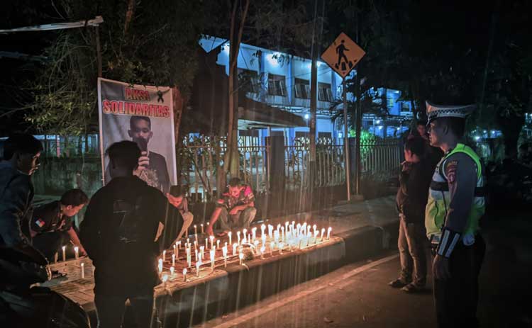 Albikers Sampit Menyalakan 100 Lilin dan Tabur Bunga di Lokasi Kecelakaan Danil Aprilian