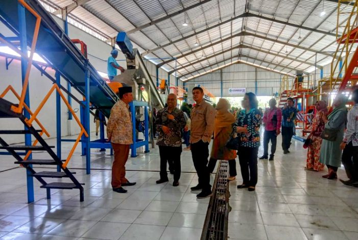 Pemkab Kotim Meresmikan Pabrik Pengolahan Kelapa di Samuda