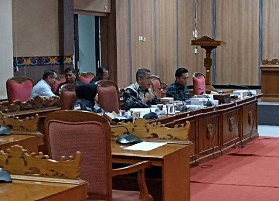 Anggota DPRD Kabupaten Kotim, Sihol Parningotan Lumban Gaol dua dari kiri saat Rapat mengenai Ranperda Pajak Daerah, Selasa, 9 Mei 2023