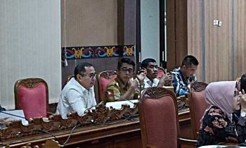 Anggota DPRD Kotim, Sanidin baju putih saat berbicara pada Rapat Bapemperda DPRD Kotim, Senin, 8 Mei 2023