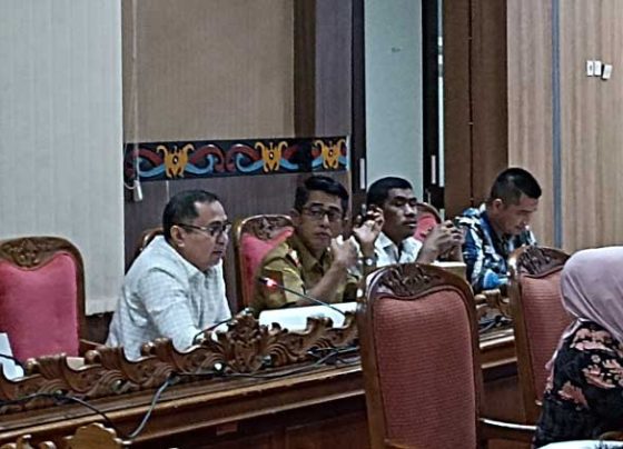 Anggota DPRD Kotim, Sanidin baju putih saat berbicara pada Rapat Bapemperda DPRD Kotim, Senin, 8 Mei 2023