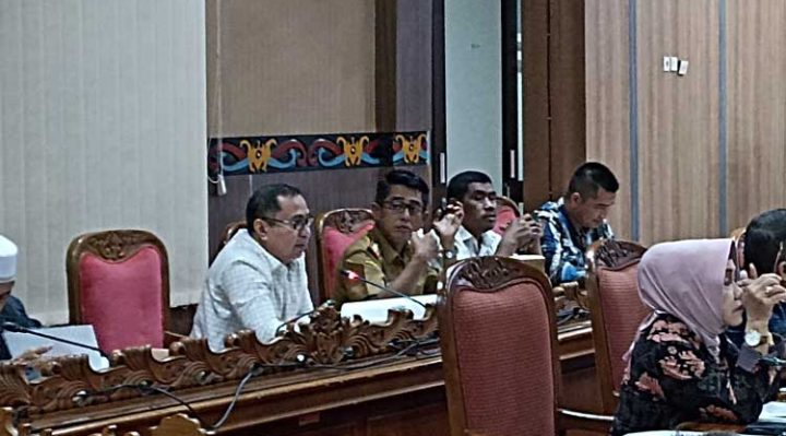 Anggota DPRD Kotim, Sanidin baju putih saat berbicara pada Rapat Bapemperda DPRD Kotim, Senin, 8 Mei 2023