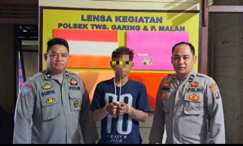 Anggota Polsek TSG dan Pulau Malan mengapit seorang pemuda yang diduga melakukan pencurian uang kotak amal Masjid Nur Abidin.