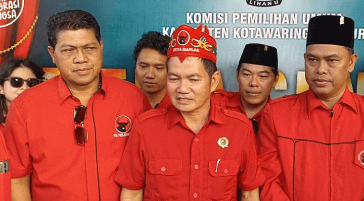 Bacaleg PDIP Kotim, Parimus paling kiri saat mendampingi Sekretaris DPC Kotim Alexius Elister saat konferensi pers, Kamis, 11 Mei 2023.