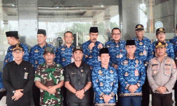 Bupati Katingan Sakariyas foto bersama sejumlah pejabat usai menghadiri apel gabungan ASN, Rabu, 3 Mei 2023.