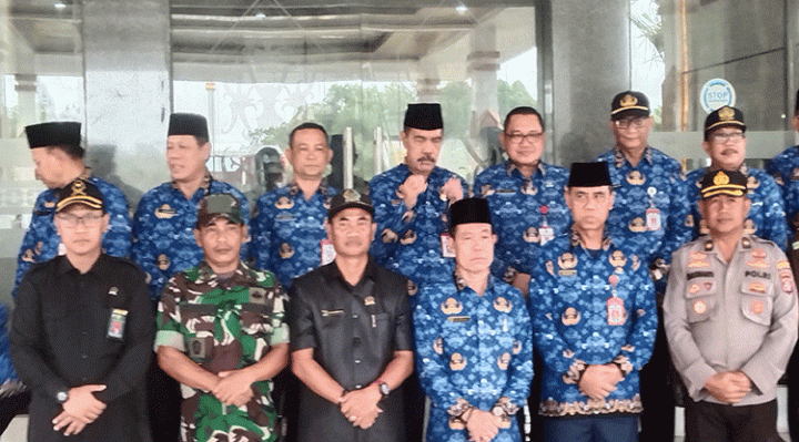 Bupati Katingan Sakariyas foto bersama sejumlah pejabat usai menghadiri apel gabungan ASN, Rabu, 3 Mei 2023.