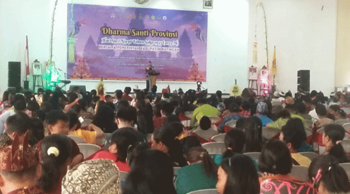 Bupati Katingan Sakariyas saat menyampaikan sambutan pada perayaan Dharma Santi Nyepi Tahun Baru Saka 1945 di Gedung Salawah, Jumat sore, 26 Mei 2023.
