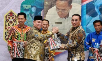 Bupati Kotawaringin Timur Halikinnor saat menerima laporan pemeriksaan keuangan dengan predikat WTP dari BPK RI, Jumat, 19 Mei 2023.