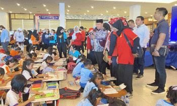 Bupati Kotim Halikinnor Saat memberikan semangat kepada anak anak lomba mewarnai diselenggarakan di Borneo City Mall Sampit, Minggu, 14 Mei 2023.