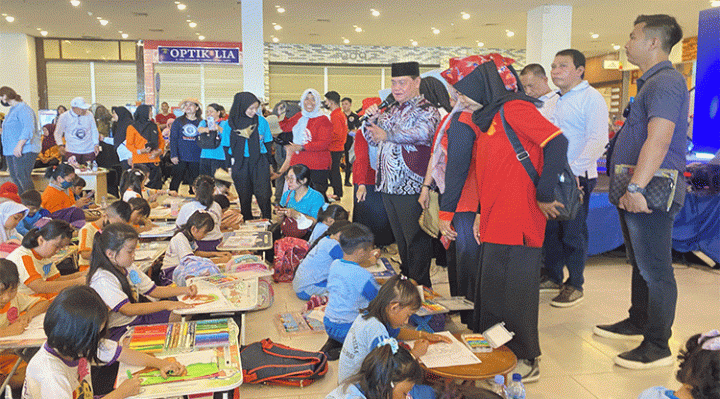 Bupati Kotim Halikinnor Saat memberikan semangat kepada anak anak lomba mewarnai diselenggarakan di Borneo City Mall Sampit, Minggu, 14 Mei 2023.