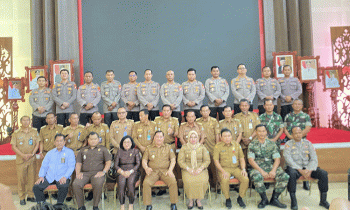 Bupati Kotim Halikinnor berfoto bersama dengan Forkominda, para camat dan Kapolsek setempat.