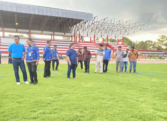 Bupati Kotim Halikinnor bersama sejumlah pejabat lainnya meninjau Stadion 29 November, Rabu, 17 Mei 2023.